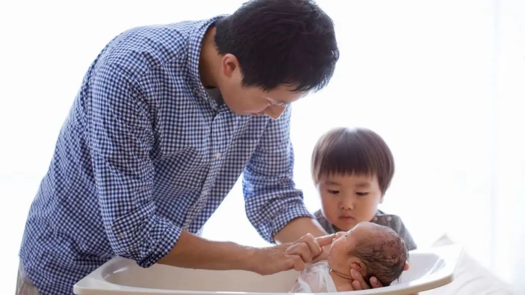 日本養(yǎng)娃福利：強制男性休陪產(chǎn)假，升級育兒補貼